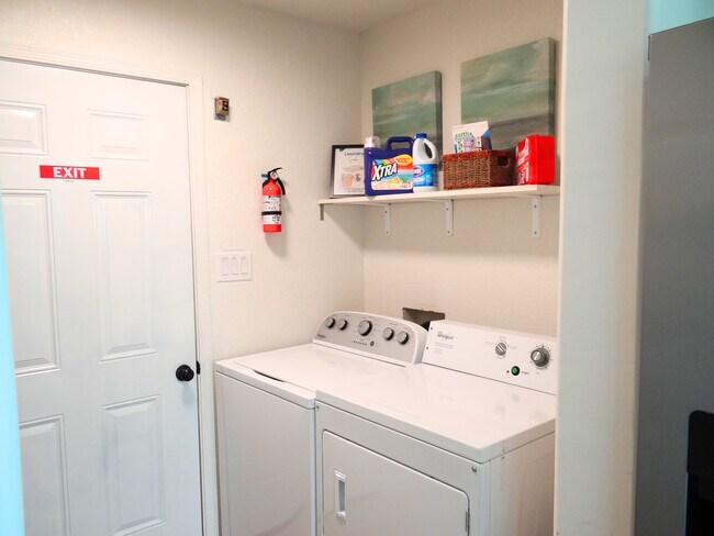 Comodidad de lavadora y secadora dentro del hogar. - 8941 E 24th Ln
