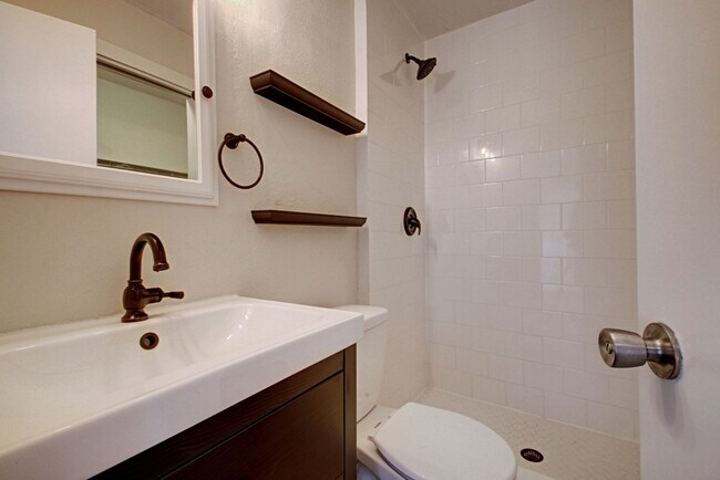 Foto del edificio - 6407 Auburn Dr