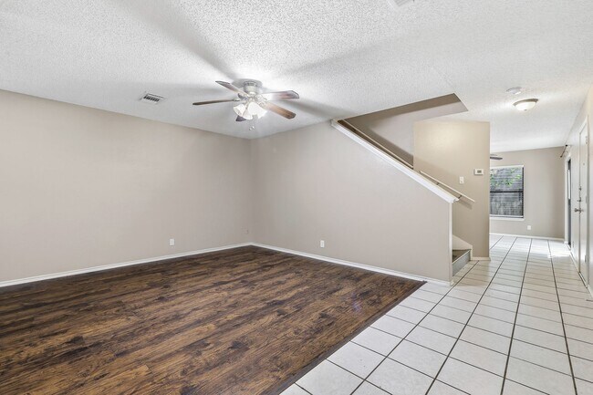 Foto del edificio - ***APPLICATION CURRENTLY UNDER REVIEW***Two-Story Home with No Carpet Near Medical Center & UTSA