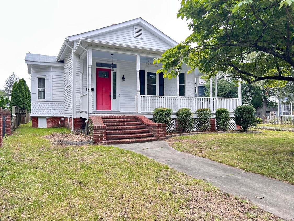 Foto principal - Charming 2-Bedroom Home -Close to Downtown...