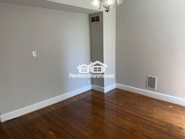 Building Photo - 713 Belgain Ave