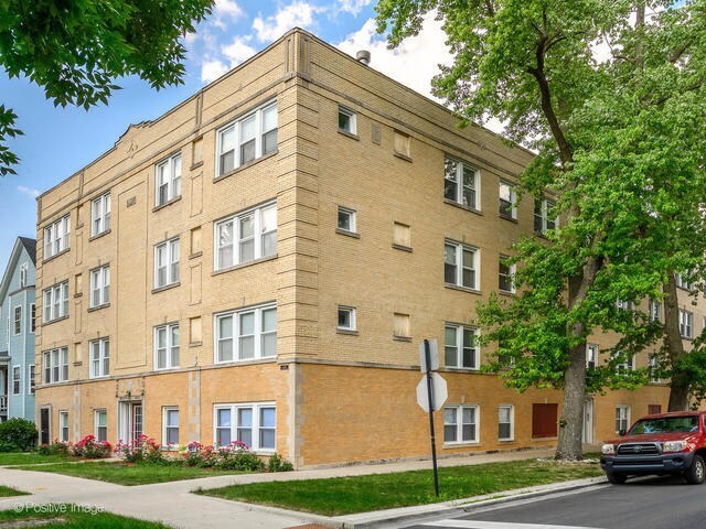 Building Photo - 3216 W Berteau Ave