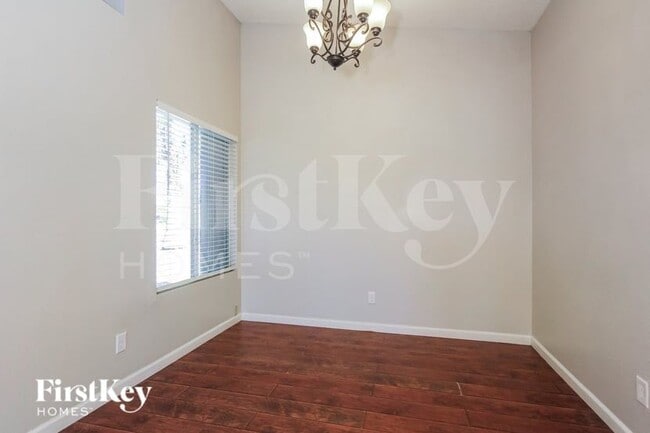 Building Photo - 515 E Renee Dr