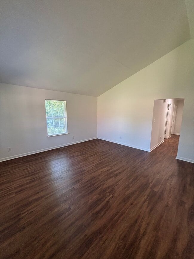 Building Photo - Freshly Renovated Cottage!