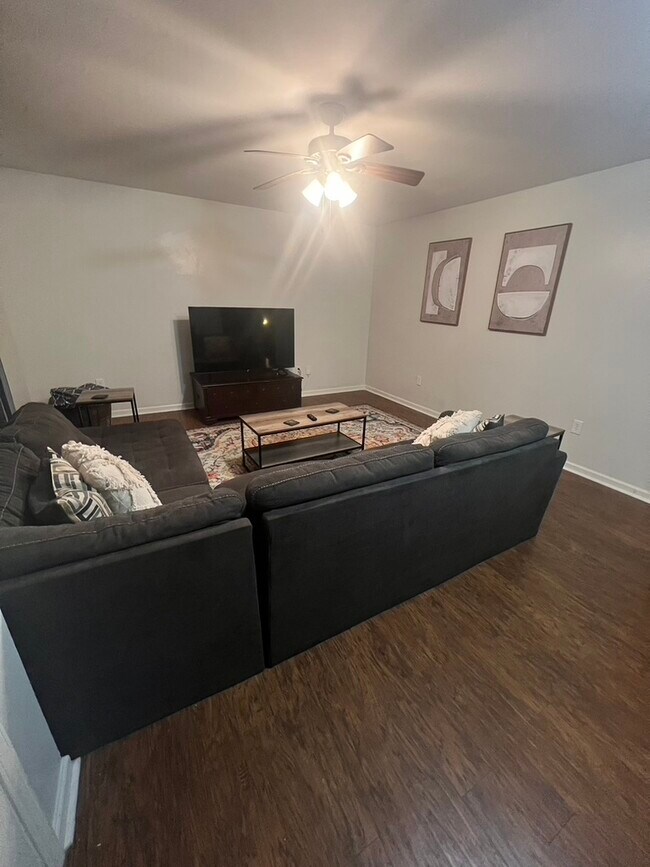 Building Photo - 527 University Cir