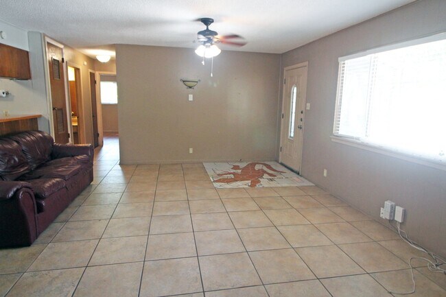 Foto del edificio - 5Bed/2.5bath with two kitchens, fenced yar...