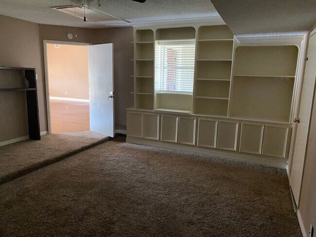 Foto del edificio - Lovely well cared for home on an extensive landscaped corner lot! Spacious family room with high ...