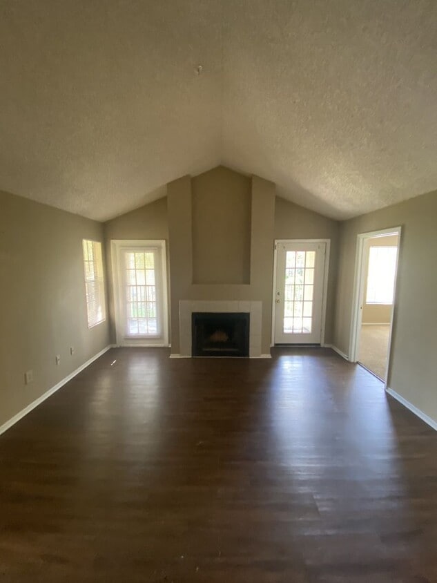 2 BED 2 BATH MOVE IN NOW!! TOP FLOOR $1,4... - 2 BED 2 BATH MOVE IN NOW!!  TOP FLOOR $1,4...