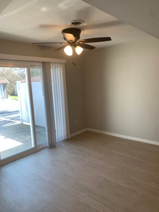 Building Photo - 1220 Town Crest Dr