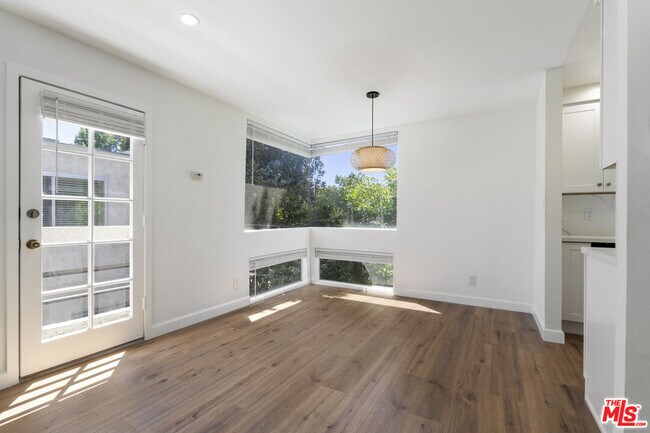 Foto del edificio - 4238 Whitsett Ave