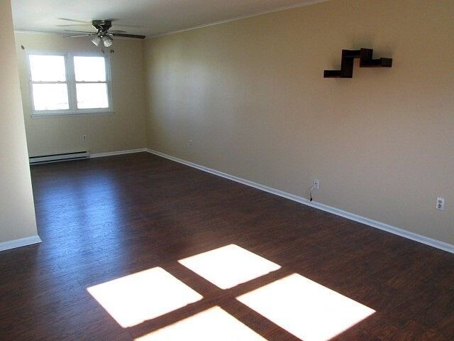 Building Photo - 2511 Valley Dr