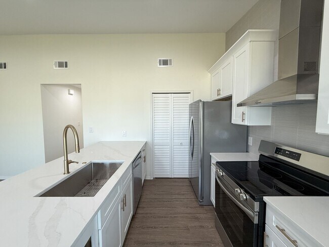 Foto del edificio - Completely renovated 2 bedroom 2 bath waterfront condo for rent near Pensacola Beach!