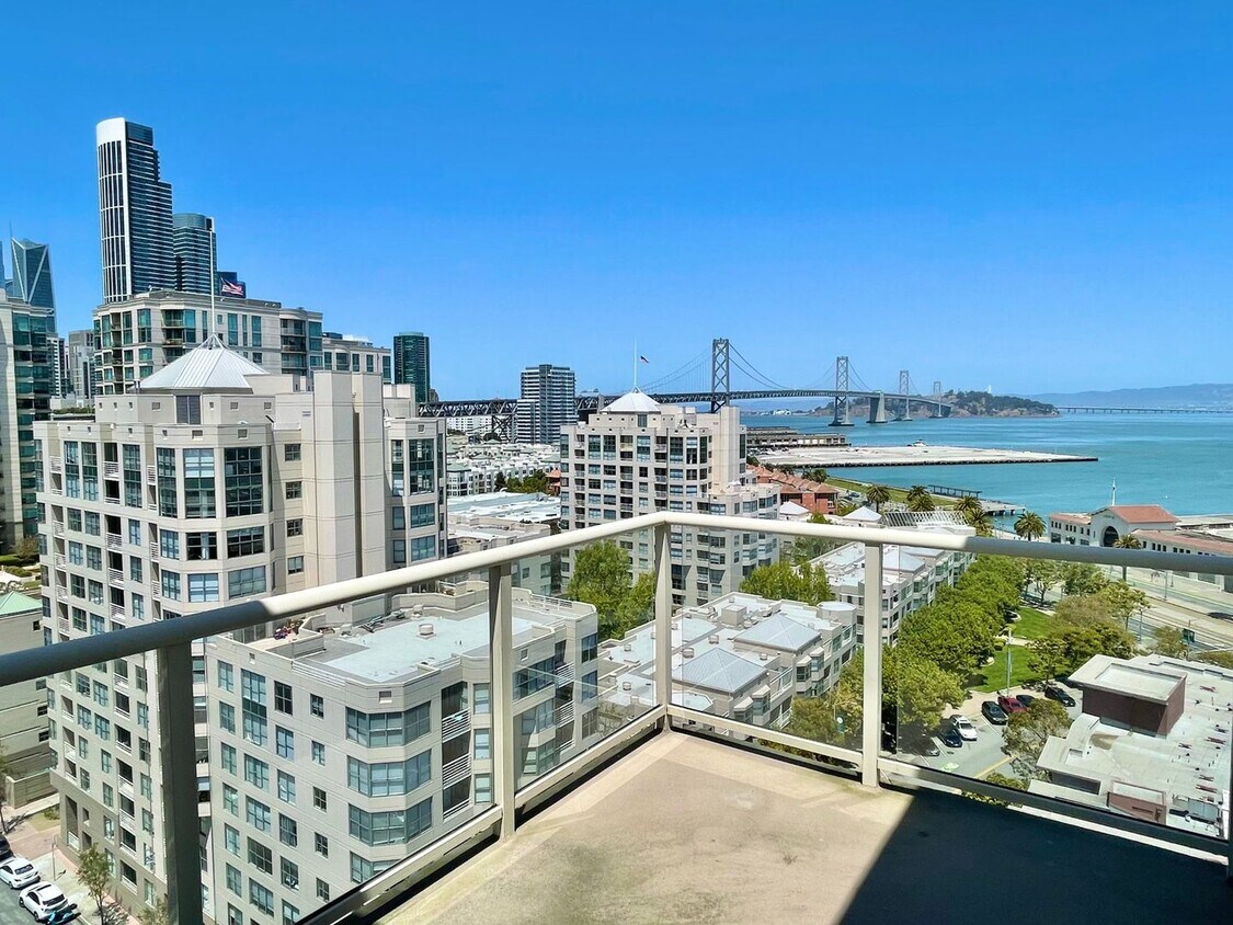 Foto principal - 2BR/2BA Remodeled PANO VIEW Penthouse in t...
