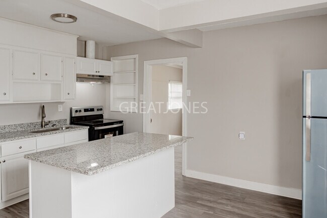 Foto del edificio - NOW OFFERING $250 OFF FIRST FULL MONTH IF ...