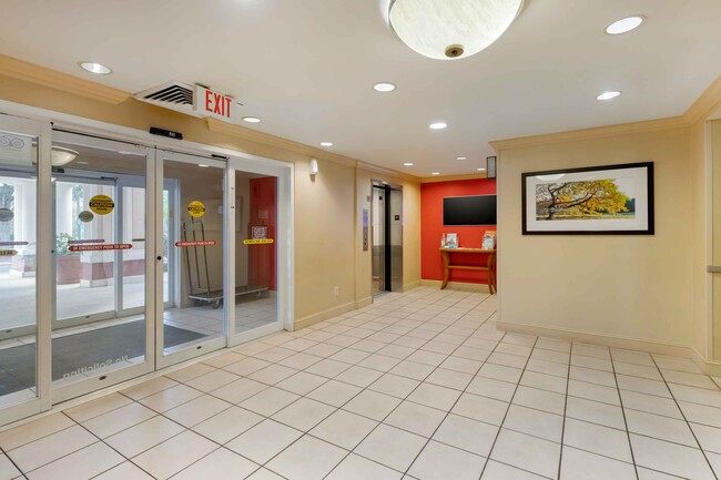 Lobby and Guest Check-in - Furnished Studio - Orlando