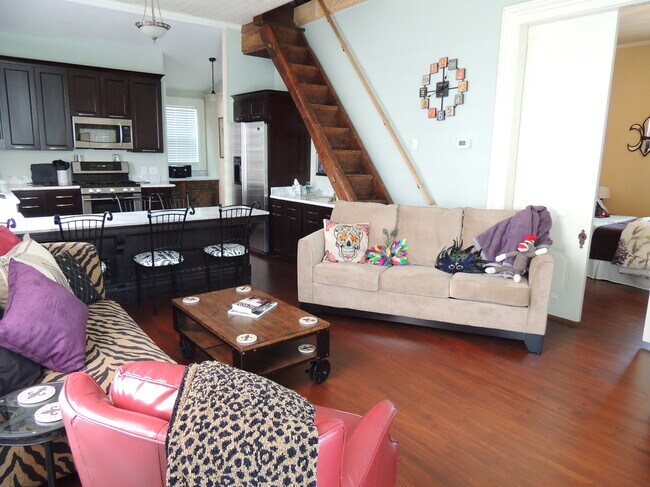 living area / kitchen counter - 1013 Touro St