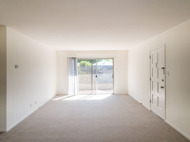 Building Photo - BRIGHT Remodeled Downtown 1BR/1BA Flat! Pa...