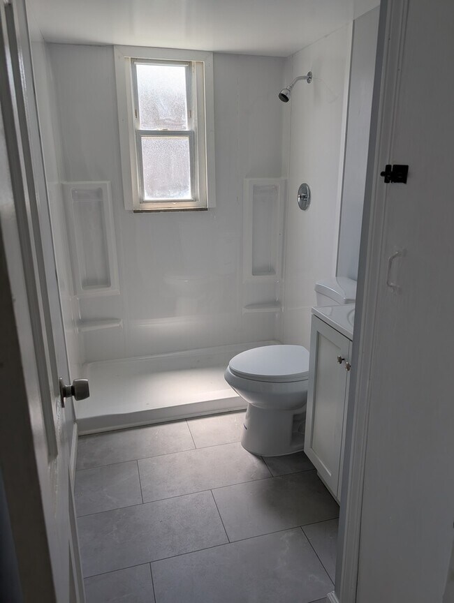 Foto del edificio - Charming 5 beds 2 baths in Euclid!