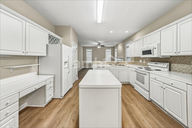Building Photo - 4304 Southern Oak Dr