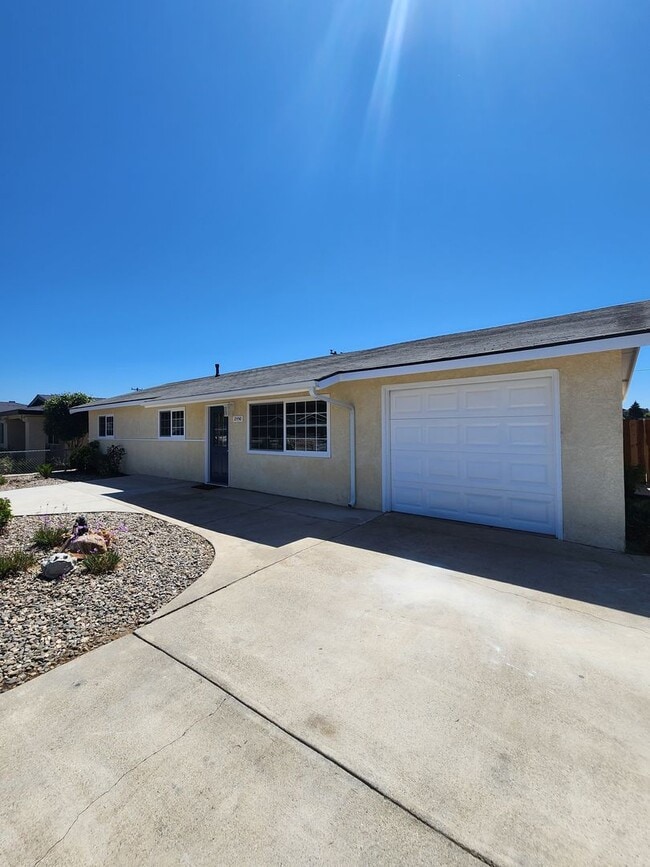 Building Photo - Modern Single Level 4 Bedroom Home!