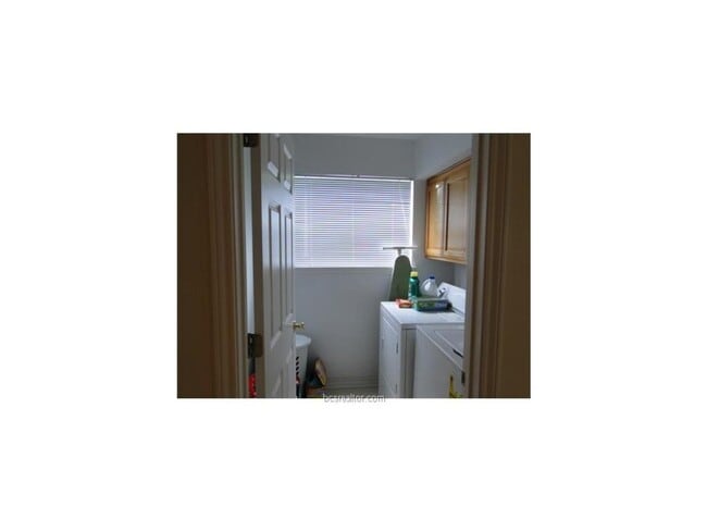 Building Photo - Spacious 3/2 1/2 duplex in convenient loca...