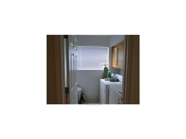 Foto del edificio - Spacious 3/2 1/2 duplex in convenient loca...