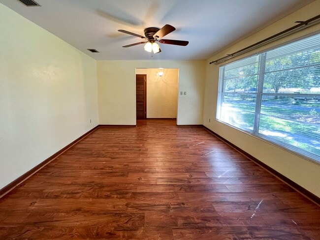 Building Photo - 3BR/2BA House with Two Car Garage & Large ...