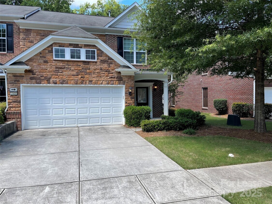 Foto principal - 15400 Canmore Street
