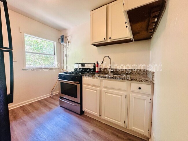 Foto del edificio - 2125 Larchwood Rd SW