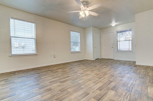 Foto del edificio - 7505 Aspen Brook Dr