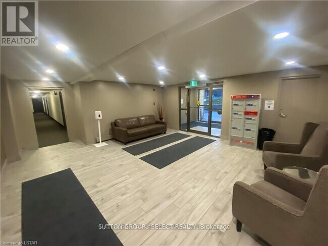 Photo du bâtiment - 931 Wonderland Rd S
