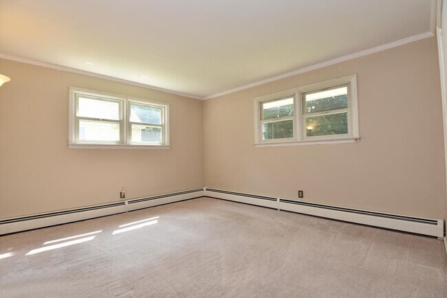 Building Photo - North Colonie School District 4 Bedrooms 1...