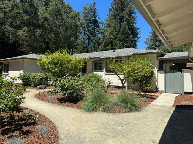 Building Photo - Fabulous single level Lafayette home nestled at the end of a tree-lined drive.