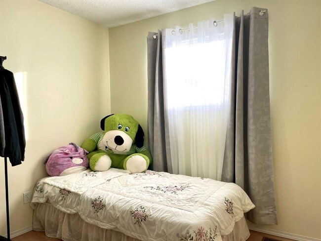 Photo du bâtiment - 11229-11102 102 Ave