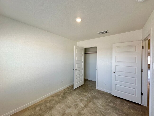 Foto del edificio - 905 Cherry Laurel Ln