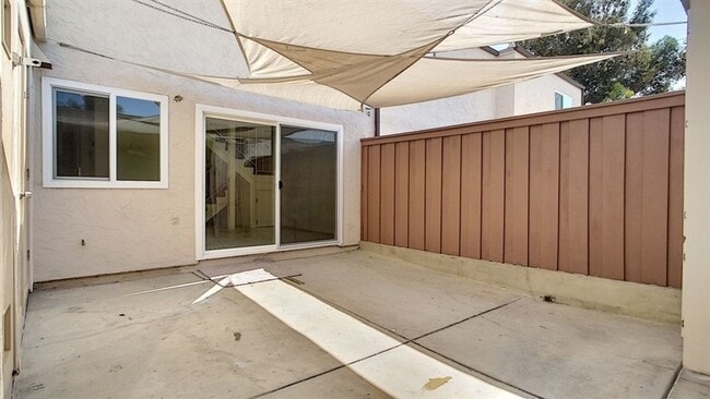 Foto del edificio - 3BR 1.5BA Townhome with 2 Car Garage, Larg...