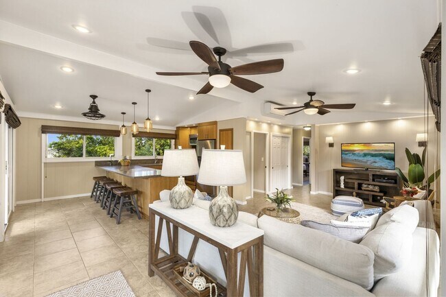 Foto del edificio - Ocean-View Home With A/C, : Ehukai Beach Hale