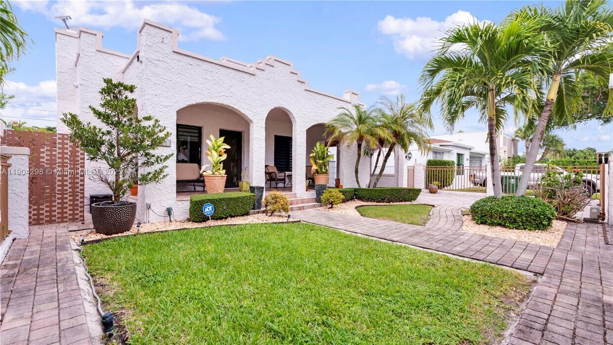 Foto principal - 2271 SW 25th St