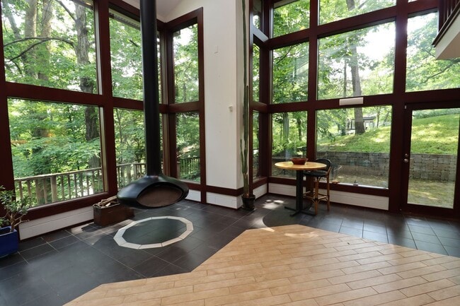 Building Photo - White River Access, Vaulted Ceilings, Natu...