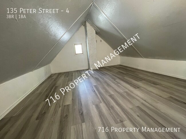 Building Photo - 135 Peter St