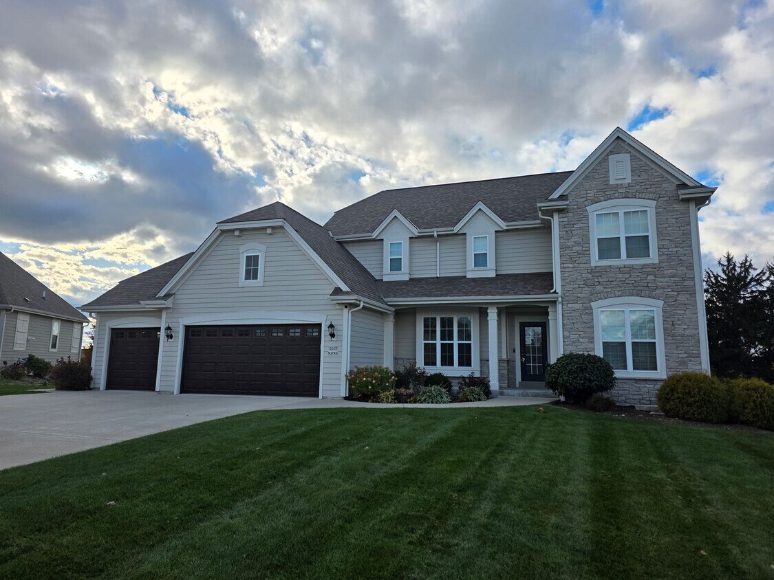 Foto principal - Like New 5 bedroom Pewaukee home in Broken...