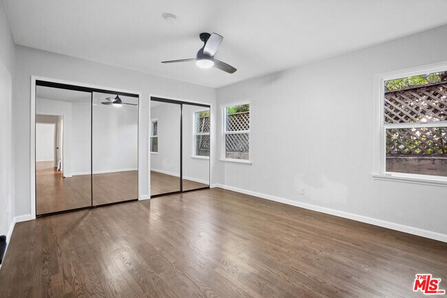 Foto del edificio - 1516 Stearns Dr