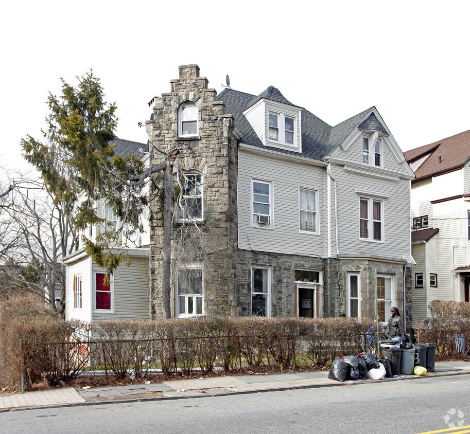 Building Photo - 257 Warburton Ave