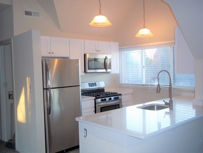 Building Photo - Montoya