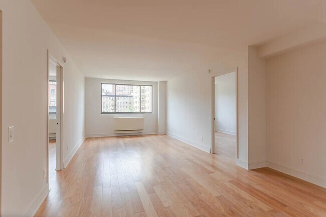 Building Photo - 323 W 96th St