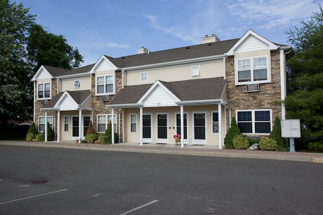 Complejo de apartamentos de lujo para adultos mayores de 55 años - Fairfield Courtyard North At Farmingdale