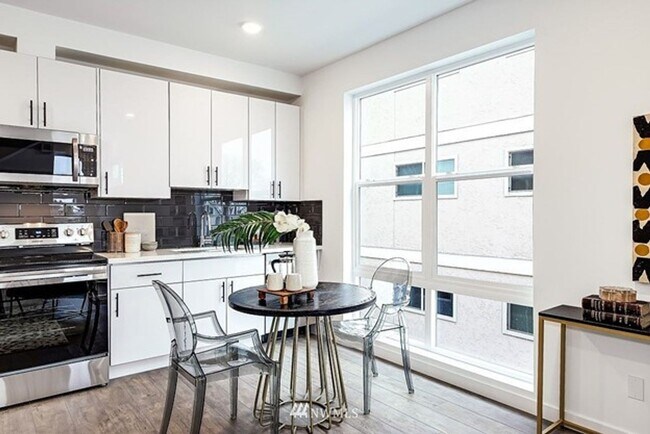 Building Photo - Ballard Townhome - Luxury and Location!