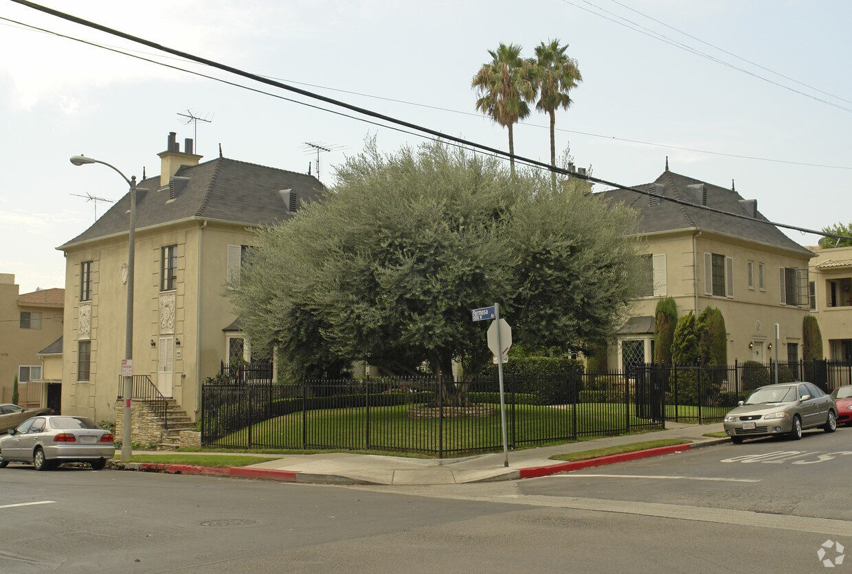 Primary Photo - 7200-7208 Hawthorn Ave