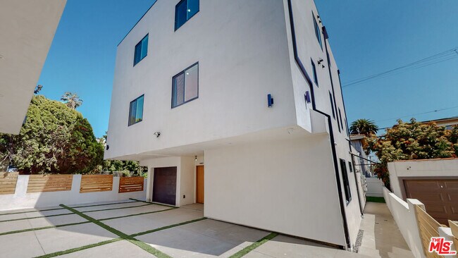 Foto del edificio - 4460 W Maplewood Ave