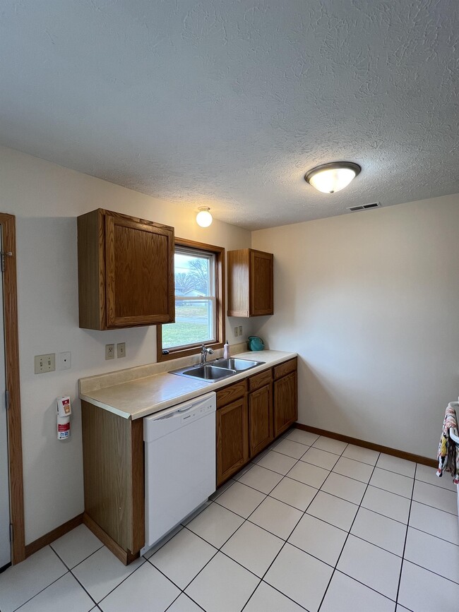 Building Photo - 714 N Forest Ave